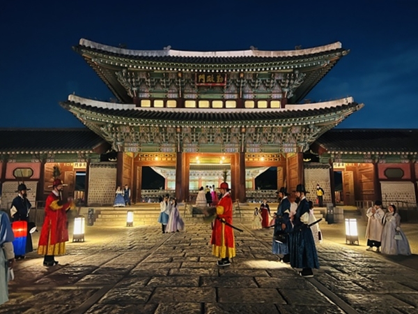 Several palace guards roamed around reenacting the traditional guard procession.