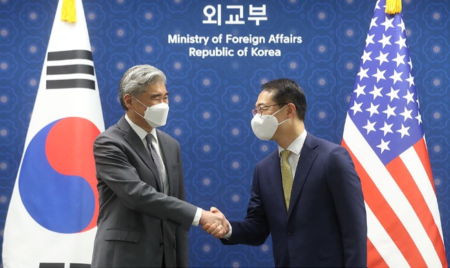 Nuclear envoys of Korea, US shake hands