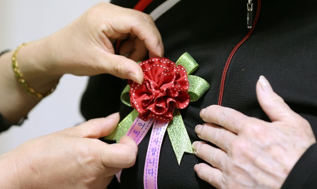 [Korea in photos] Carnations for parents