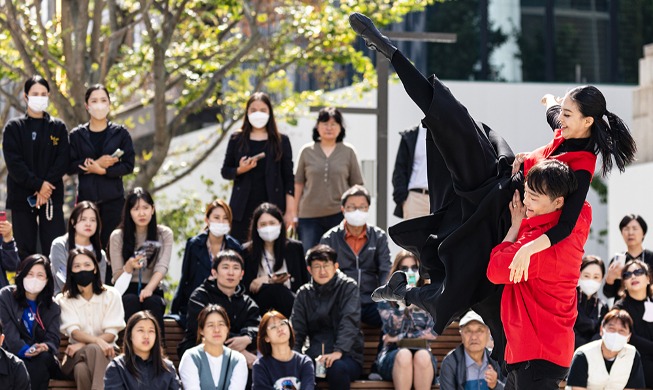 Seoul dance company wows at Gwanghwamun Square