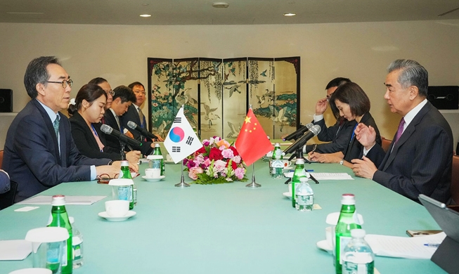 Foreign minister, China hint at bilateral summit in November