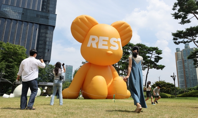 Giant bear balloon in Seoul's Jamsil district