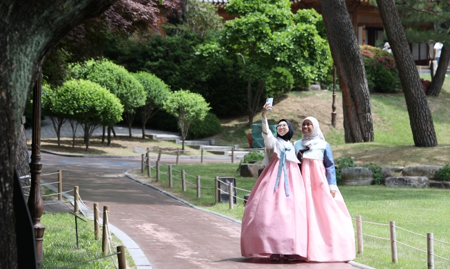 Touring Cheong Wa Dae while wearing Hanbok