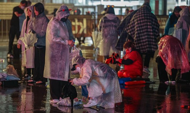 Soccer fans clean Seoul streets after cheering for national team