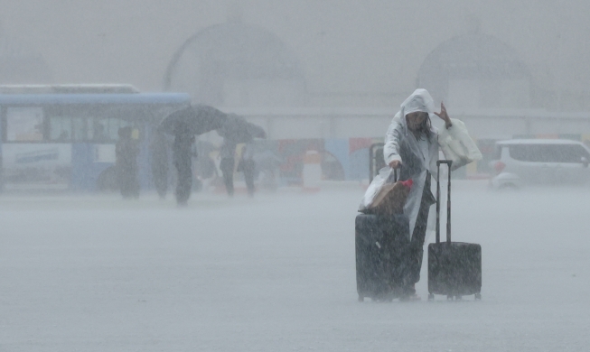 Summer monsoon season begins in Seoul