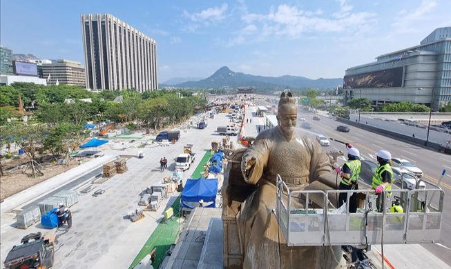 Statue cleaned before Gwanghwamun Square's reopening