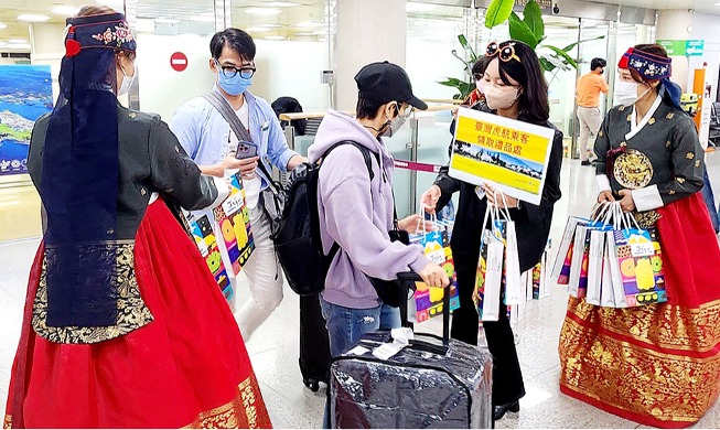 1st Taiwanese tour group in nearly 3 years arrives on Jeju Island