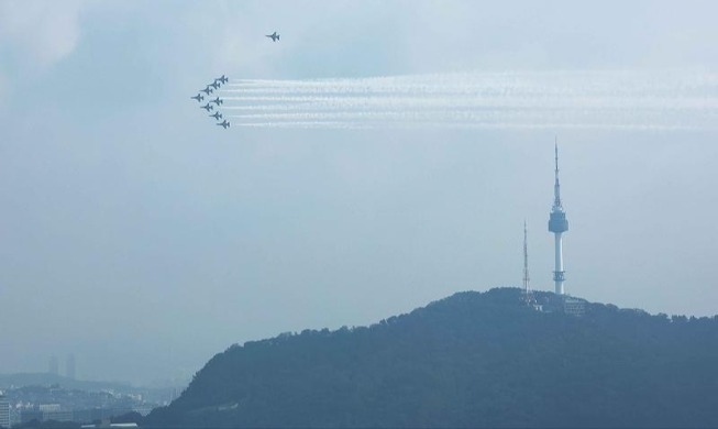 Aerobatics team Black Eagles train in skies over Seoul