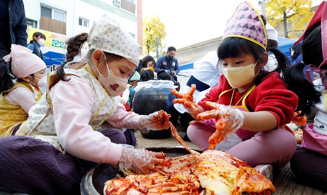 Children make kimchi in annual tradition