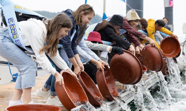 Honorary Reporters release baby fish to mark Nat'l Oceans Day