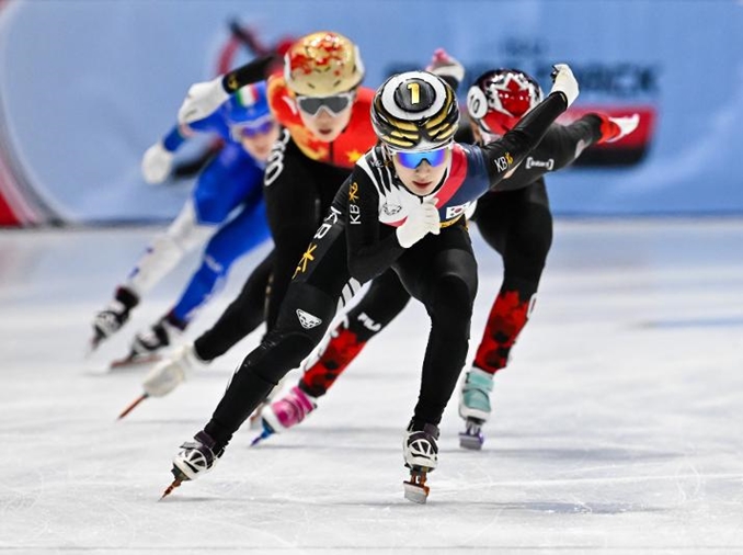 Gilli with excitement! Skater wins in ISU World Tour opener